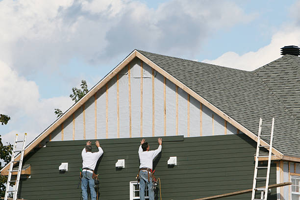 Professional Vinyl Siding technician working in Golf, IL